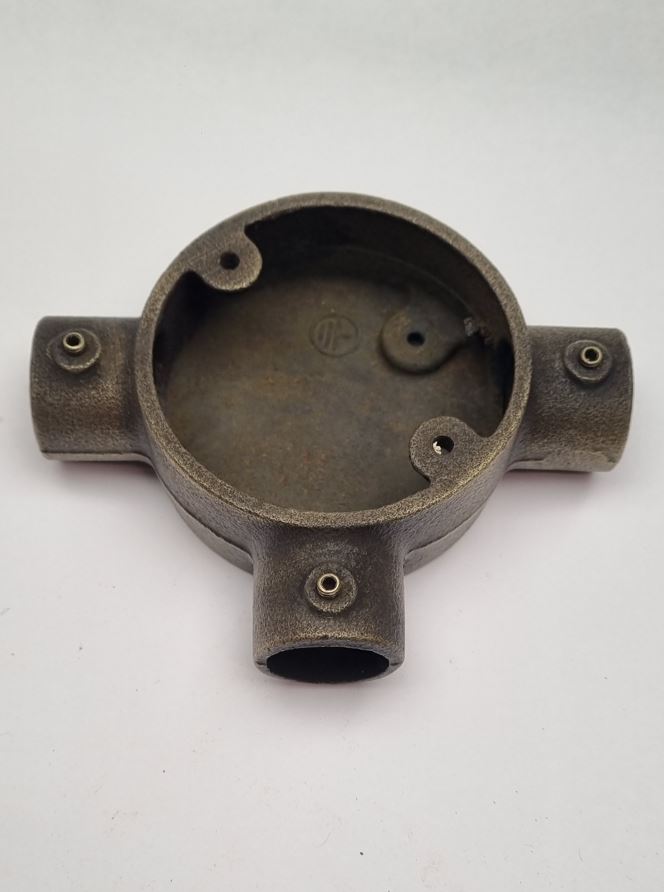20mm antique brass TEE box for surface-mounted electrical conduit.